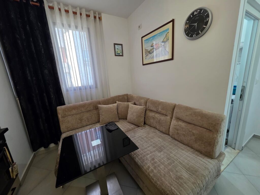 Jepet Me Qera Apartament 1+1+1 Ballkon
