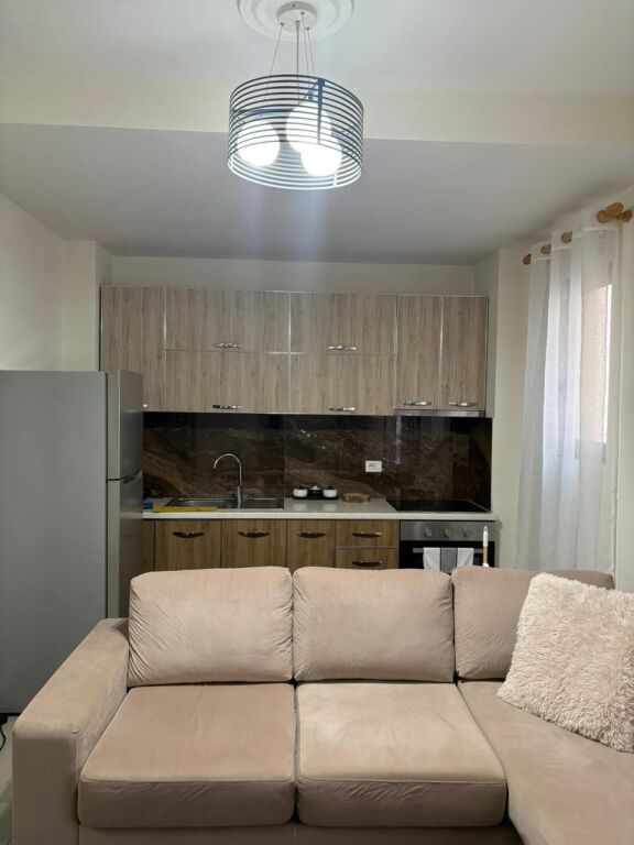 Jepet me qira apartament 1+1 pranë Shkollës “2 Gjelat” – Durrës