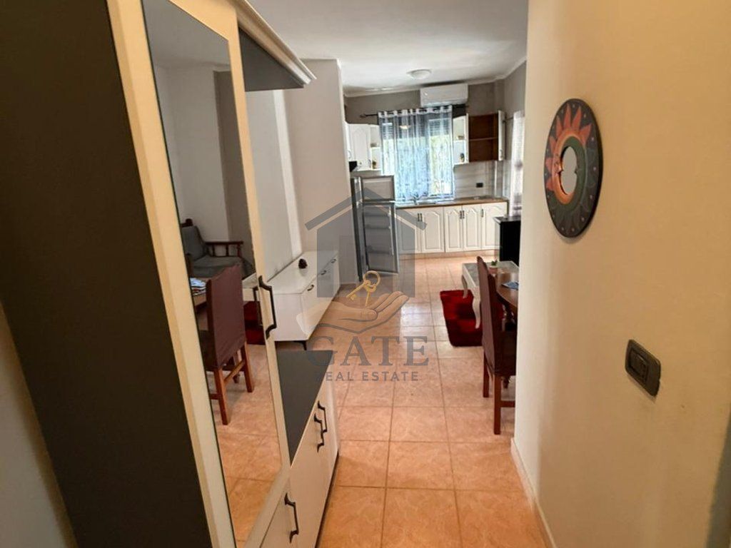 Jepet me Qira, Apartament 2+1, Tek Shkëmbi i Kavajës, Pranë Majestic, Durrës.