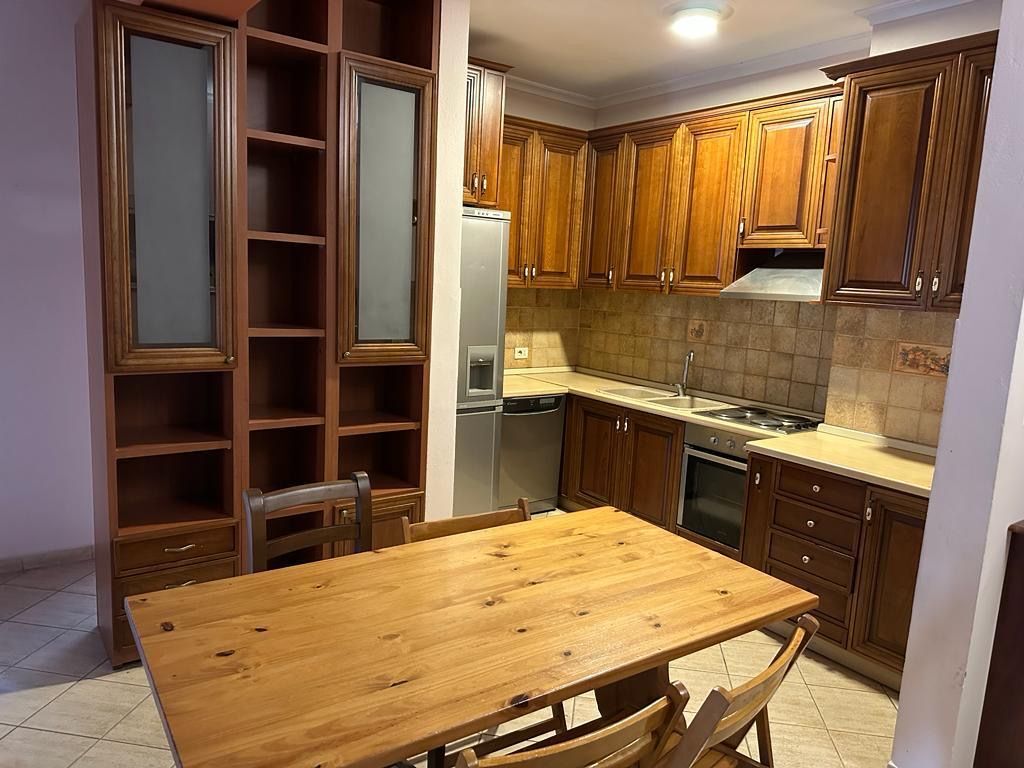 Apartament 2+1 me qera tek Rruga e Kavajes prane Kishes