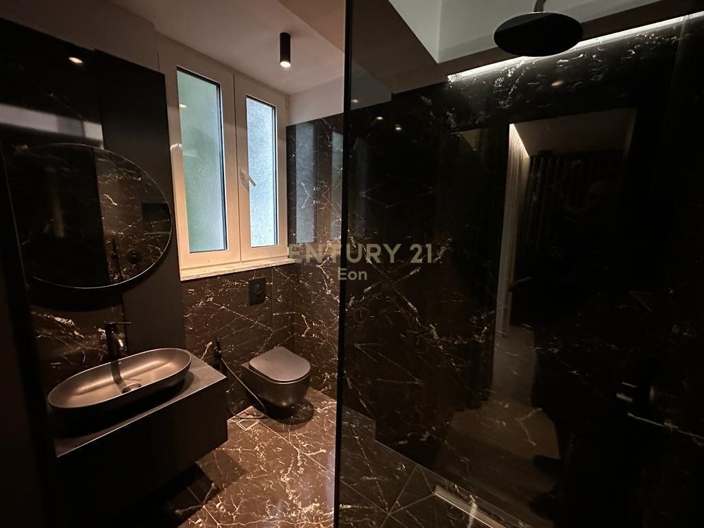 Shitet Apartament 2+2 me Pamje Deti në Golem, Mali Robit !
