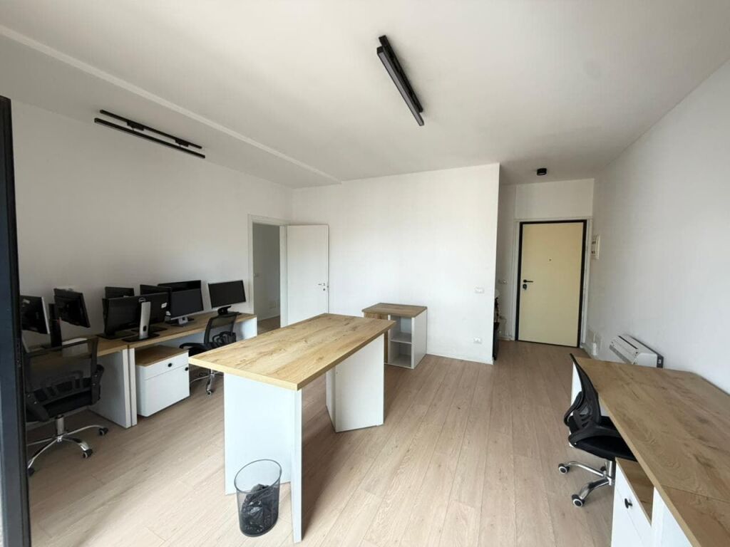 Zyre Me Qera 2+1 tek Kompleksi Garden Building (ID BZ2955) Tirane