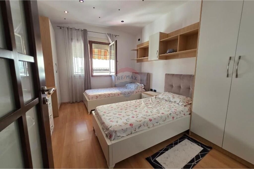 Shitet Apartament 2+1+2+2 Ballkone tek Eleonora