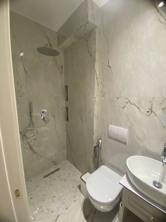 For Rent: Luxury Office. 2+1+2 Bathrooms + 1 Parking Space - 93m² - 1st Floor (Liqeni i Thatë - Radisson) 🔥 Roadside Location | Great Opportunity ✨️ €1,600/Month 💶💶