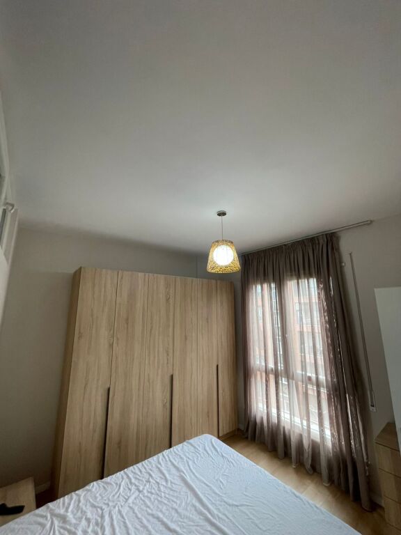 🏡 Apartament 2+1 me qira në zonën e 5 Majit, Tiranë!  ✨ Totalisht i arreduar 📍 Pranë Concord Center 📐 Sipërfaqe: 75 m² 🏢 Kati 7, pallat i vitit 2025 me ashensor 🛋️ Ambient modern dhe komod, ideal për familje ose çifte  💶 Qiraja: 500€/muaj