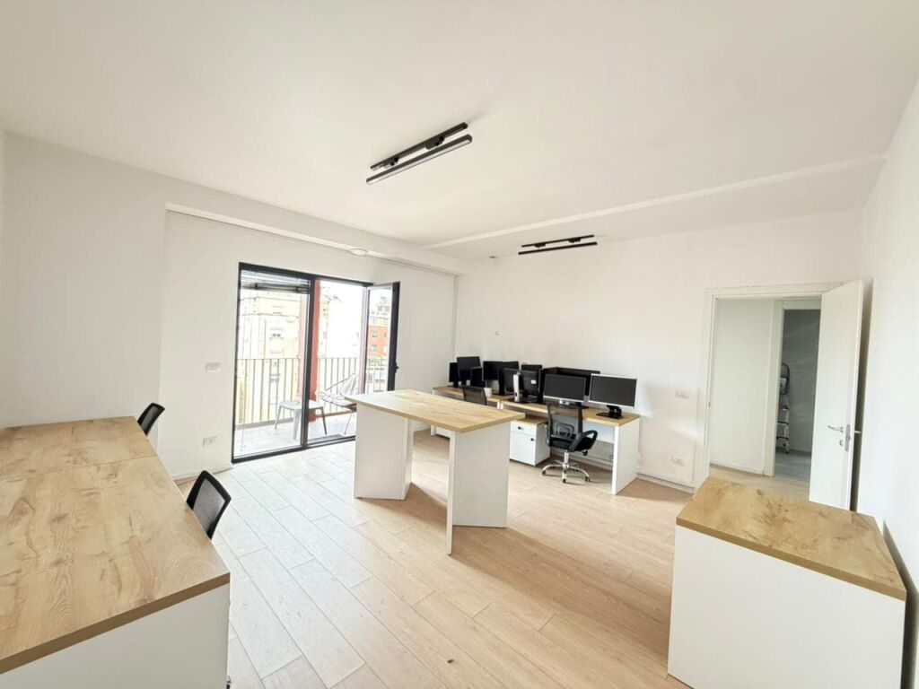 Zyre Me Qera 2+1 tek Kompleksi Garden Building (ID BZ2955) Tirane