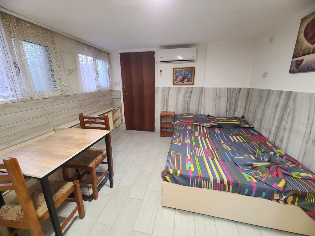 Studio apartment inverter air conditioner near concod center