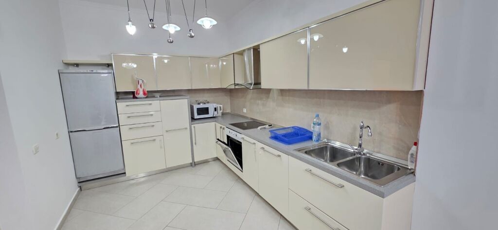 🏠 Jepet me qera Apartament 2+1+2 📍 Pranë Kopshti Zoologjik i Tiranës, Tiranë💶 Çmimi: 700€/muaj