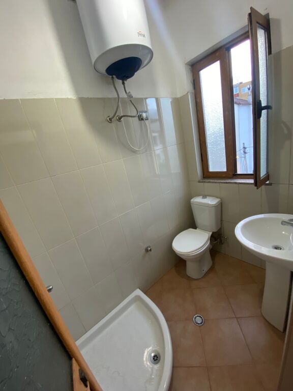 🏠 Jepet Apartament 1+1 me Qera mbi Fushën e Ali Demit, Tiranë