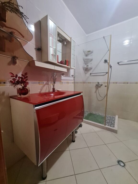 Jepet me Qera Apartament 1+1 në Rrugën e Kavajës, tek Report Tv.