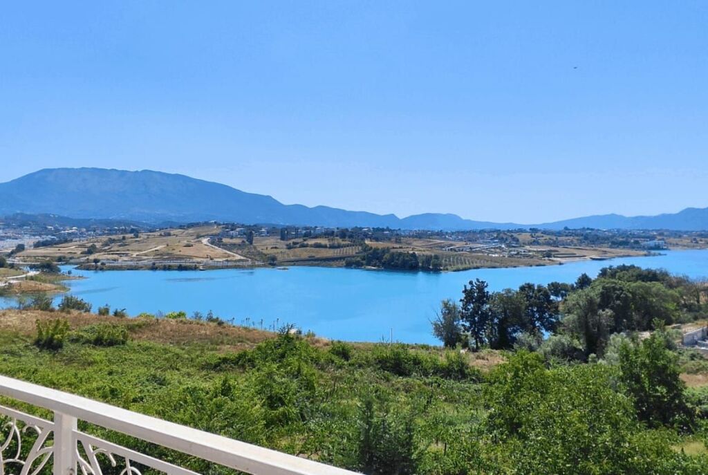 🏡 Villa for sale by Lake Farka – ideal investment and living opportunity In a small and quiet residence near Lake Farka, a unique villa is offered for sale with a wonderful view of the lake, private yard, and high construction standards.