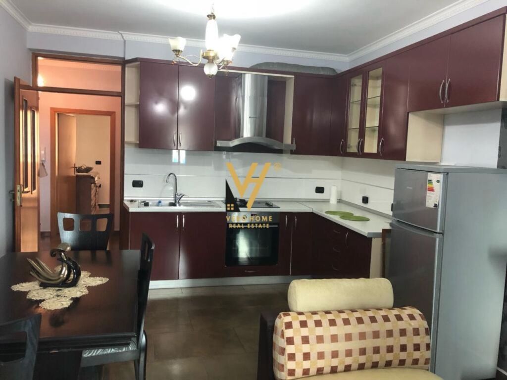 JEPET APARTAMENT 2+1 ME QIRA TE RRUGA E DIBRES 65.000 LEKE