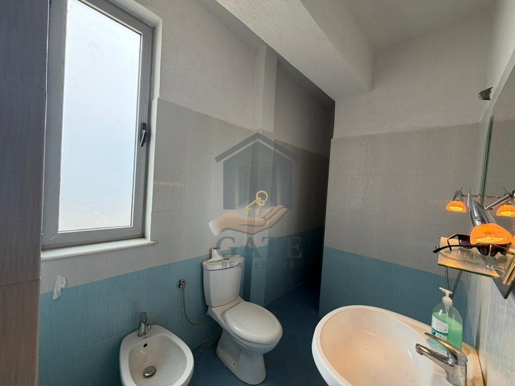 Shitet apartament 2+1 me 2 ballkone në Plazh, Durrës – pranë Hotel Adriatik 🌊