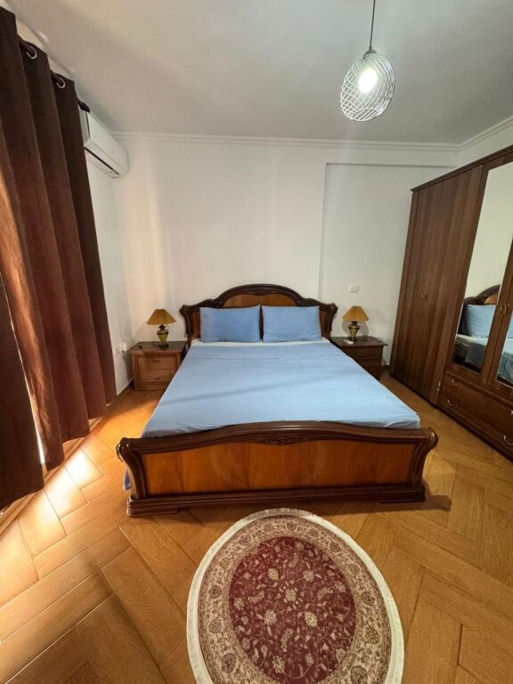 Jepet me qera Apartament 2+1 Qender / Tek Rr. Barrikadave