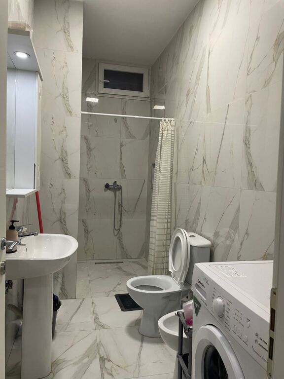 🏡 Apartament 2+1 me qira në zonën e 5 Majit, Tiranë!  ✨ Totalisht i arreduar 📍 Pranë Concord Center 📐 Sipërfaqe: 75 m² 🏢 Kati 7, pallat i vitit 2025 me ashensor 🛋️ Ambient modern dhe komod, ideal për familje ose çifte  💶 Qiraja: 500€/muaj