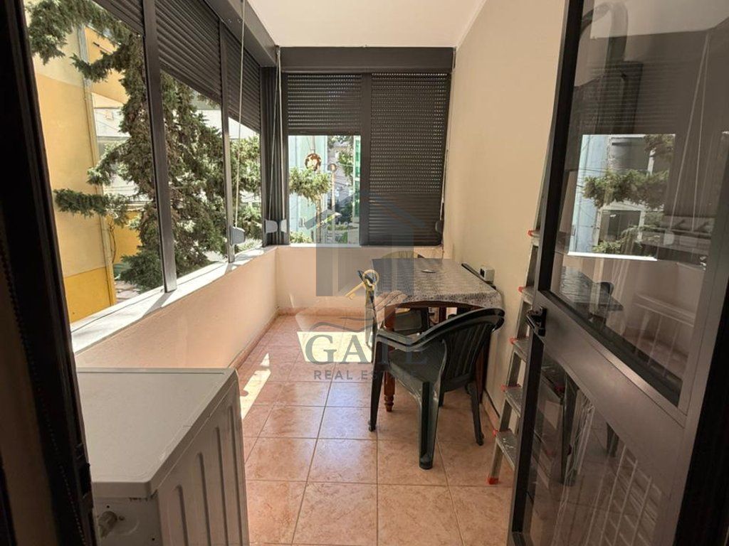 Jepet me Qira, Apartament 2+1, Tek Shkëmbi i Kavajës, Pranë Majestic, Durrës.