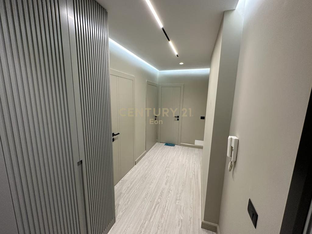 Shitet Apartament 2+2 me Pamje Deti në Golem, Mali Robit !