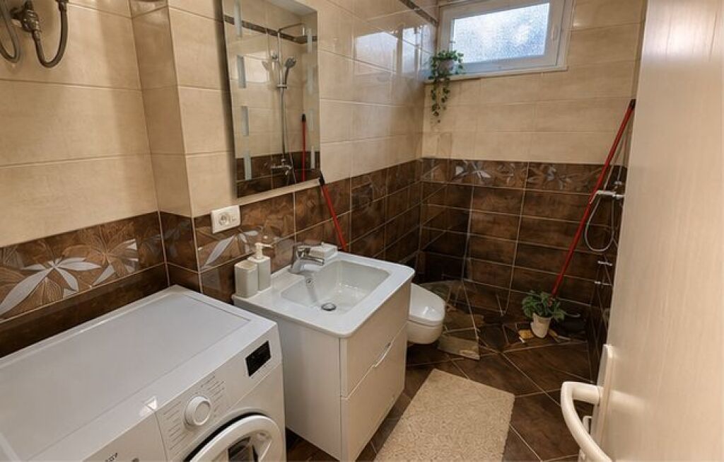 Bllok, jepet me qera apartament 2+1 i mobiluar,
