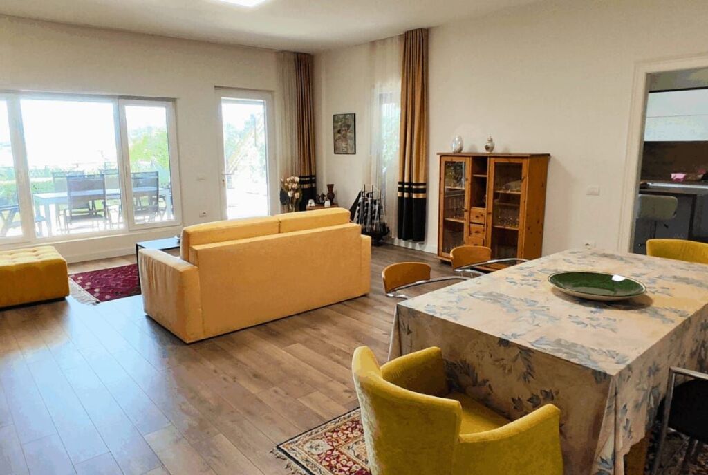 🏡 Villa for sale by Lake Farka – ideal investment and living opportunity In a small and quiet residence near Lake Farka, a unique villa is offered for sale with a wonderful view of the lake, private yard, and high construction standards.