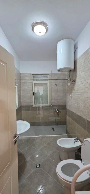 🏠 Jepet me qera Apartament 2+1+2 📍 Pranë Kopshti Zoologjik i Tiranës, Tiranë💶 Çmimi: 700€/muaj