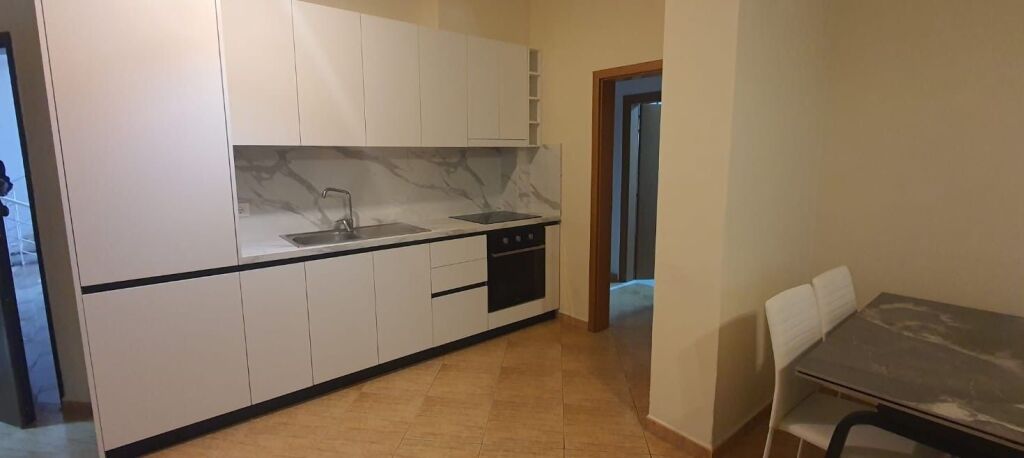 🏡 **Super Apartament 2+1 me Qira te Rruga e Kosovarëve**