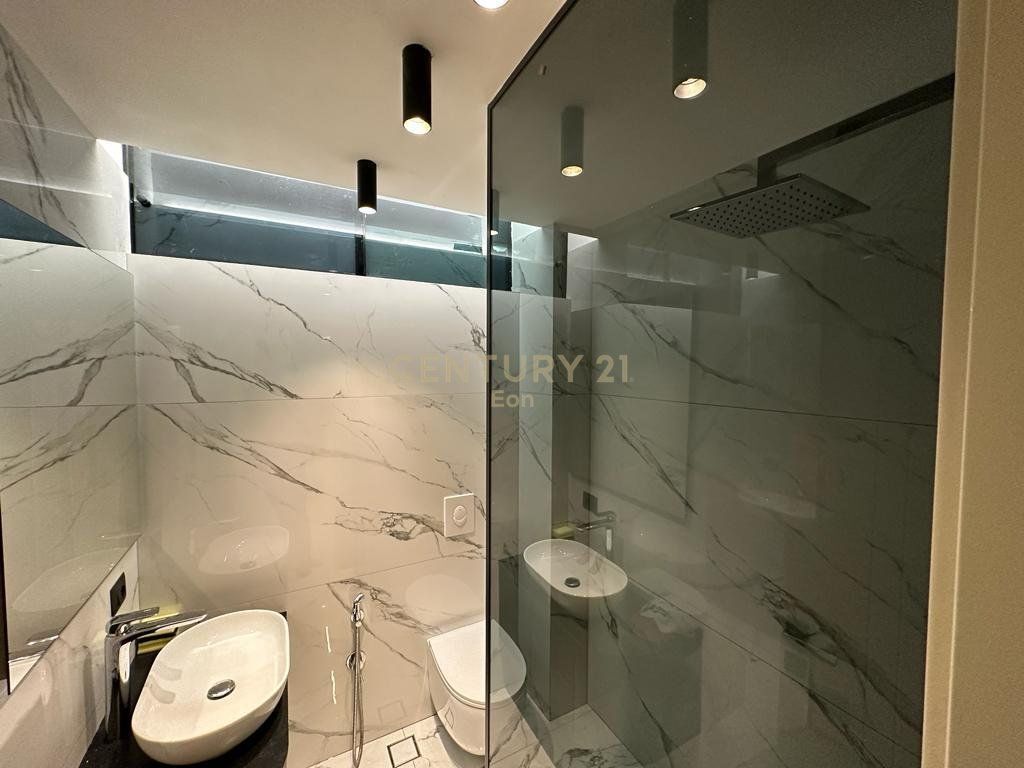 Shitet Apartament 2+2 me Pamje Deti në Golem, Mali Robit !