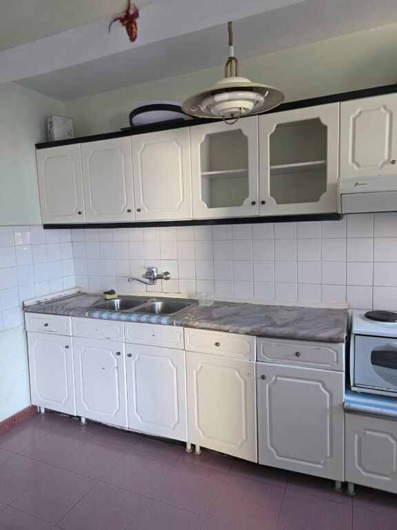 Jepet me Qera Apartament 1+1 me Ballkon në Qendër të Tiranës, afër Postës e pershtatshme per 3 persona