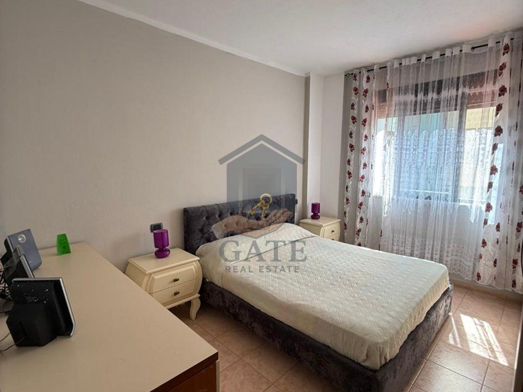 Jepet me Qira, Apartament 2+1, Tek Shkëmbi i Kavajës, Pranë Majestic, Durrës.