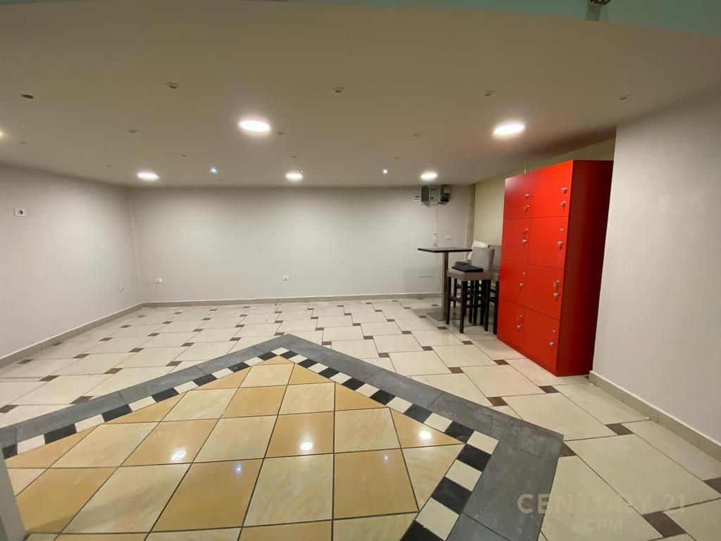 TEK RRUGA E BARRIKADAVE ,QENDRA GALERIA SHESIM NJESI BIZNESI.