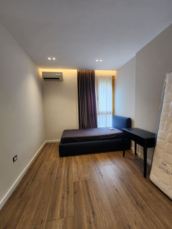 Me Qera: Super apartament ( 2+1+2wc &amp; 1 post parkimi) 📍Komuna e parisit/ Përballë Kika 2 | Çdo gjë e Re 🔥🔥 Hera e parë me Qira - 1100 €/Muaj