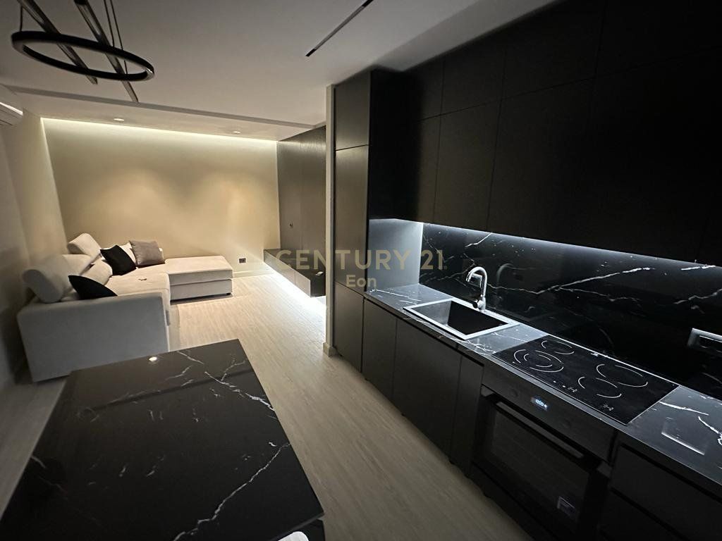Shitet Apartament 2+2 me Pamje Deti në Golem, Mali Robit !