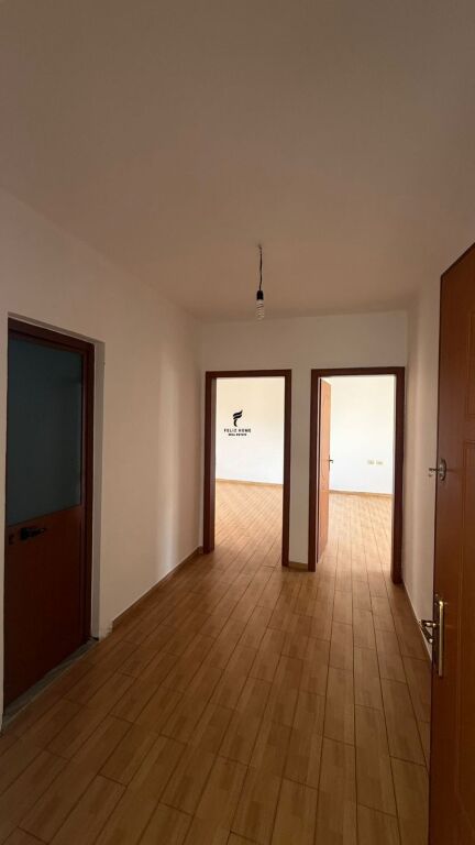 OFFICE FOR RENT 60 M2 PAZARI RI 42,000 LEKE FH-73839