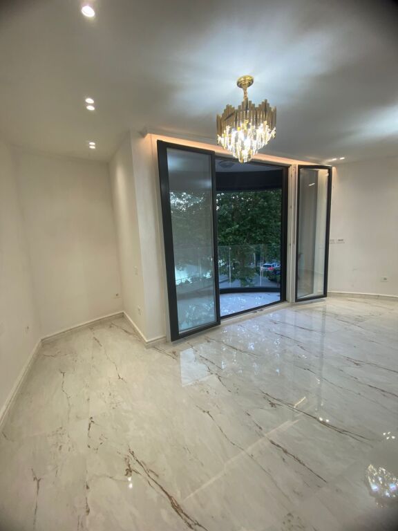 For Rent: Luxury Office. 2+1+2 Bathrooms + 1 Parking Space - 93m² - 1st Floor (Liqeni i Thatë - Radisson) 🔥 Roadside Location | Great Opportunity ✨️ €1,600/Month 💶💶