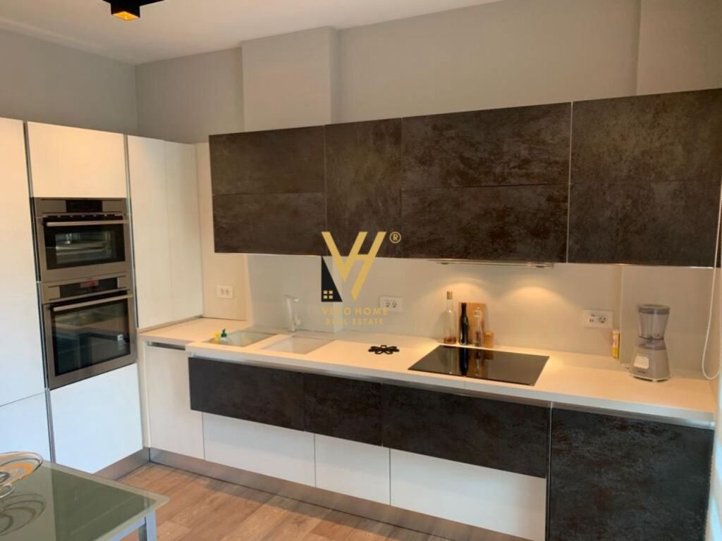 VILLA SU TRE PIANI IN VENDITA IN VIA ELBASAN 850.000 EURO