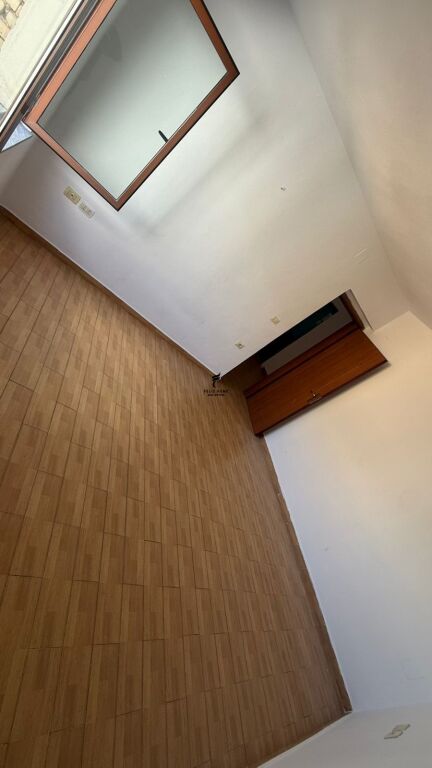 OFFICE FOR RENT 60 M2 PAZARI RI 42,000 LEKE FH-73839