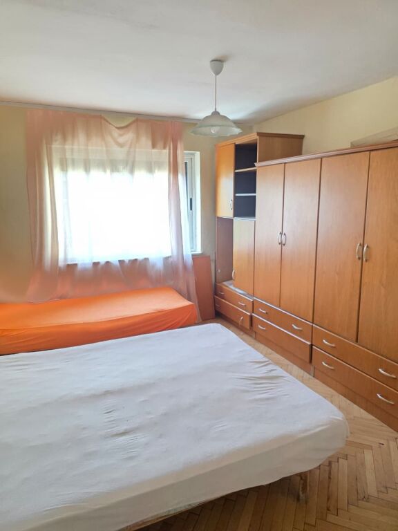 Jepet me Qera Apartament 1+1 me Ballkon në Qendër të Tiranës, afër Postës e pershtatshme per 3 persona
