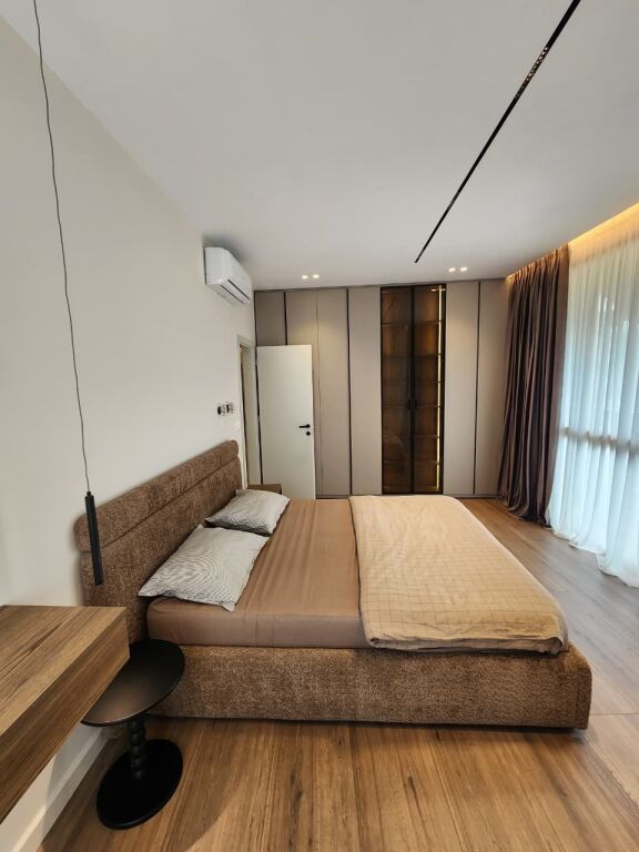 Me Qera: Super apartament ( 2+1+2wc &amp; 1 post parkimi) 📍Komuna e parisit/ Përballë Kika 2 | Çdo gjë e Re 🔥🔥 Hera e parë me Qira - 1100 €/Muaj