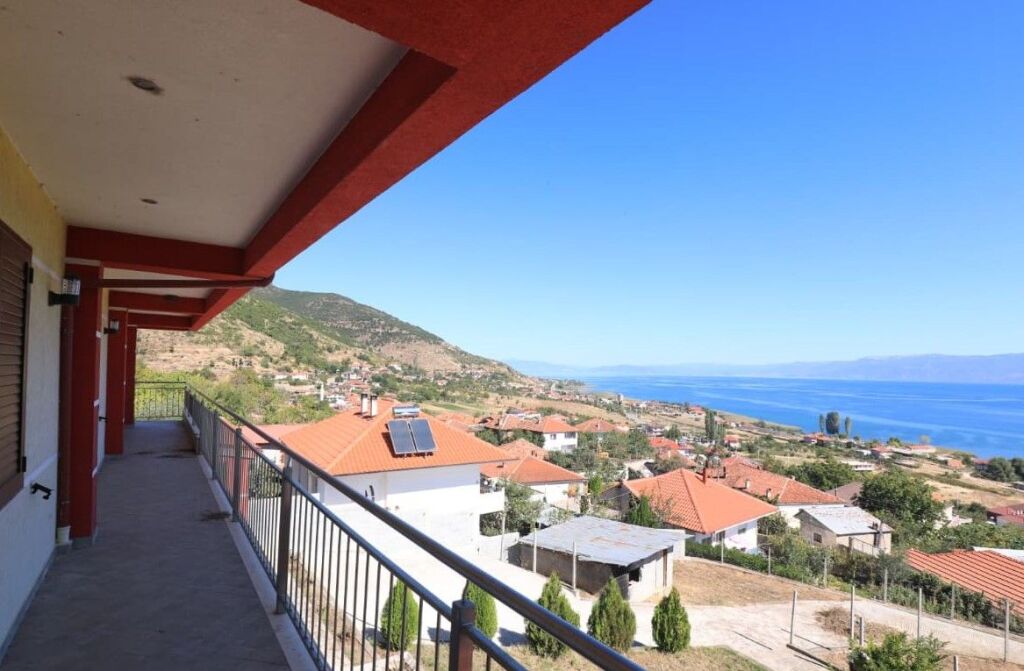 🏕️Two-story villa for sale 3 km at the entrance of Pogradec. 🔥Excellent villa also for various businesses (Guesthouse, AirBnb, hotel, etc.).