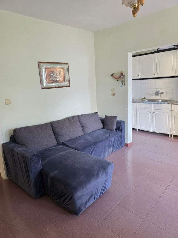 Jepet me Qera Apartament 1+1 me Ballkon në Qendër të Tiranës, afër Postës e pershtatshme per 3 persona