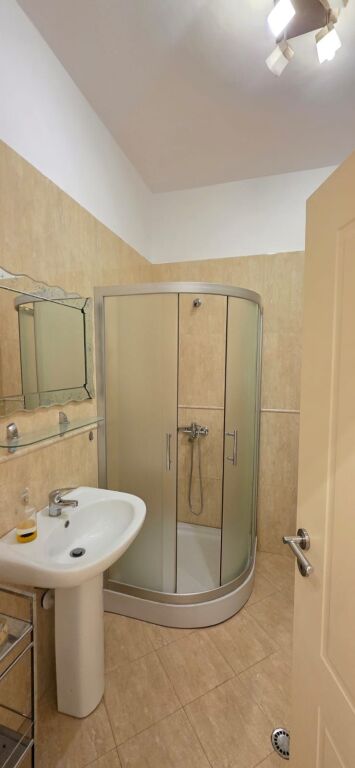 🏠 Jepet me qera Apartament 2+1+2 📍 Pranë Kopshti Zoologjik i Tiranës, Tiranë💶 Çmimi: 700€/muaj