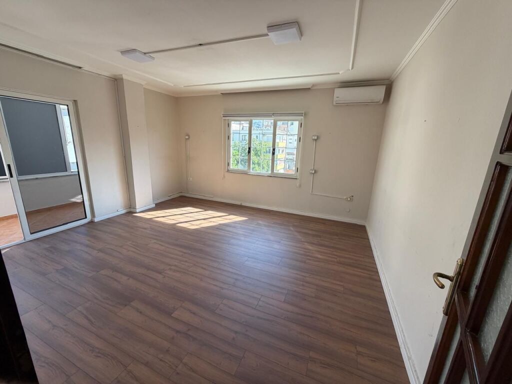 Business premises for rent, 178 m², €1,800 in a great location, Willson Square