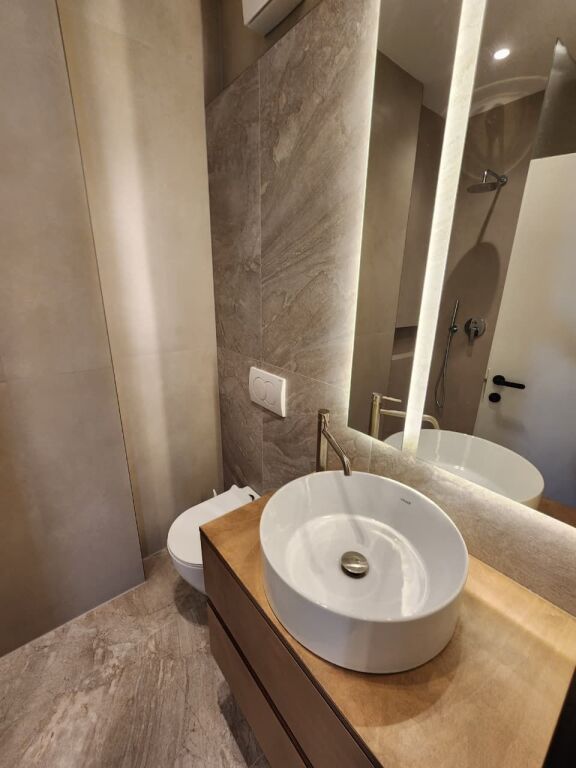 Me Qera: Super apartament ( 2+1+2wc &amp; 1 post parkimi) 📍Komuna e parisit/ Përballë Kika 2 | Çdo gjë e Re 🔥🔥 Hera e parë me Qira - 1100 €/Muaj