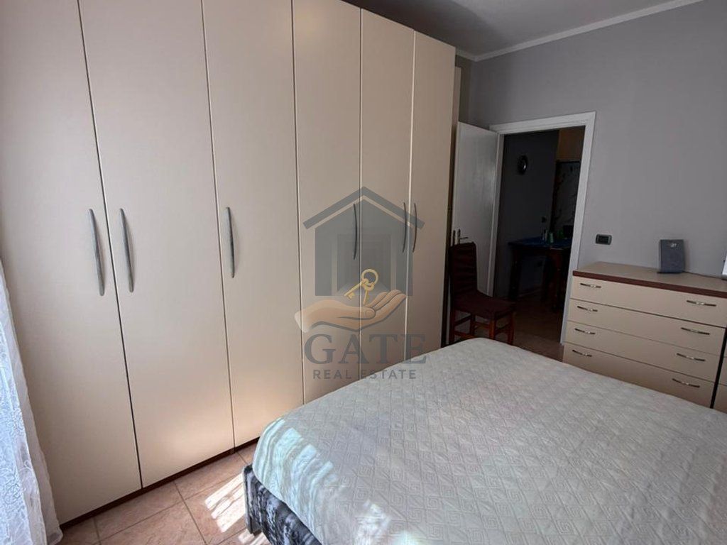 Jepet me Qira, Apartament 2+1, Tek Shkëmbi i Kavajës, Pranë Majestic, Durrës.