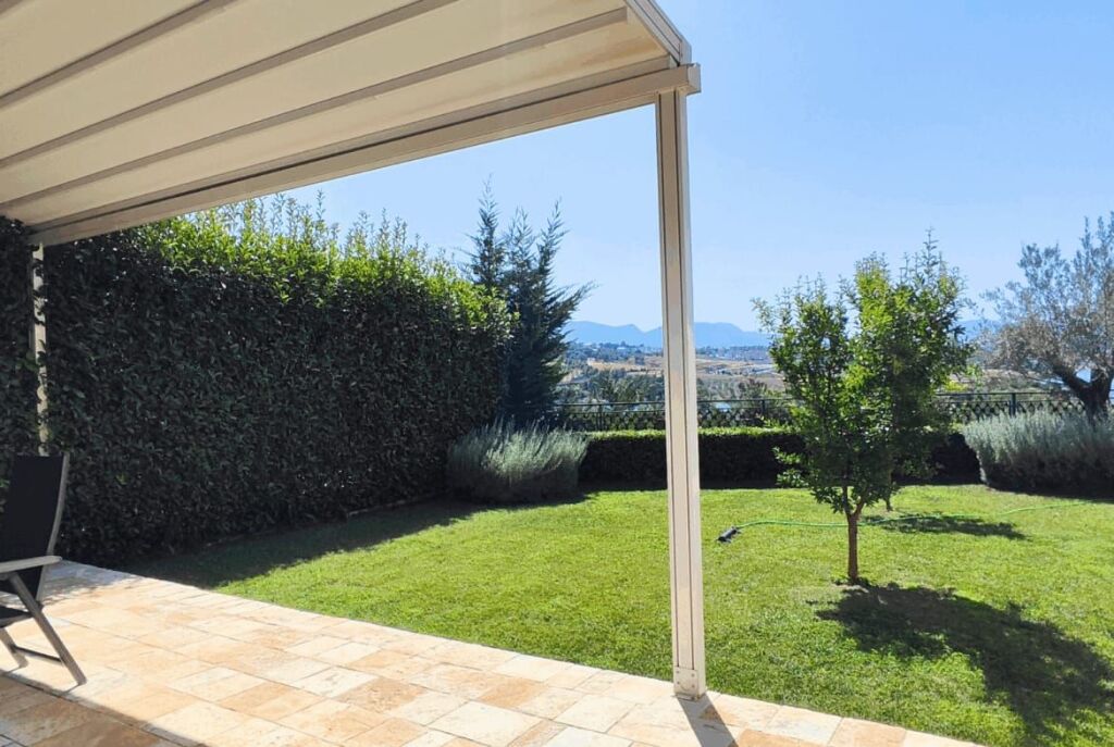 🏡 Villa for sale by Lake Farka – ideal investment and living opportunity In a small and quiet residence near Lake Farka, a unique villa is offered for sale with a wonderful view of the lake, private yard, and high construction standards.