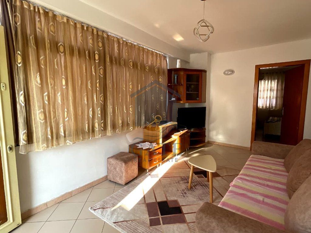 Rent, 2nd floor of a private house, near the Museum, Durres.