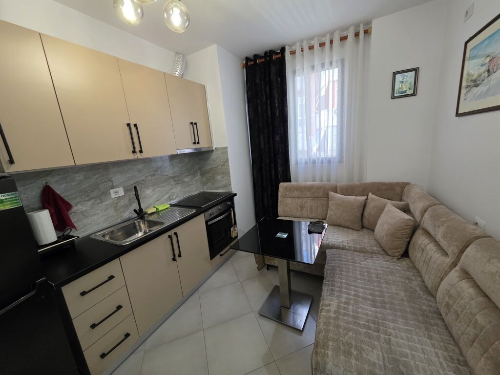 📍Qsut Pran Spitalit Amerikan 2 Jepet Apartament 1+1 Me Qera