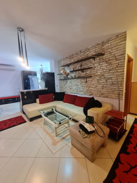 Jepet me Qera Apartament 1+1 në Rrugën e Kavajës, tek Report Tv.