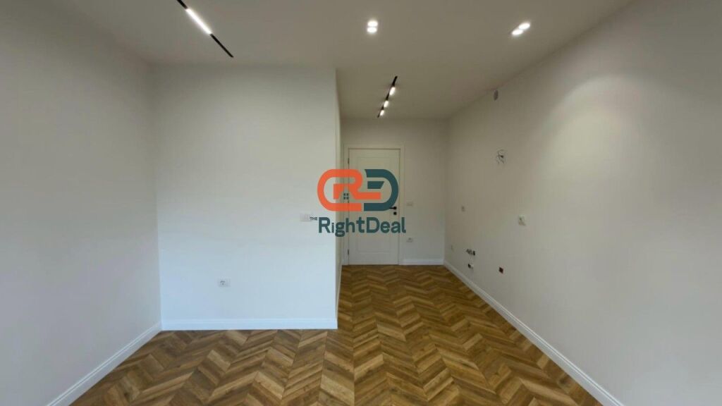All'Estensione della Residenza Kodra E Diellit 1, Appartamento 1+1 con Cortile in Vendita !