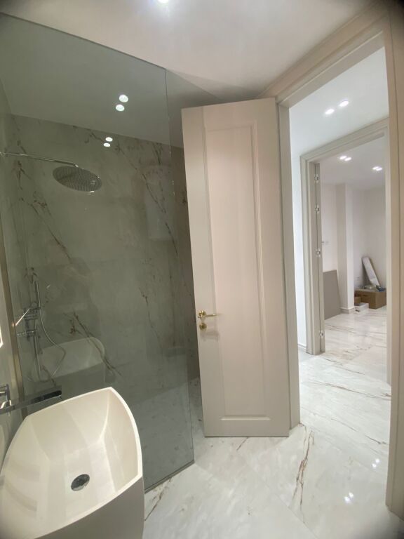 For Rent: Luxury Office. 2+1+2 Bathrooms + 1 Parking Space - 93m² - 1st Floor (Liqeni i Thatë - Radisson) 🔥 Roadside Location | Great Opportunity ✨️ €1,600/Month 💶💶