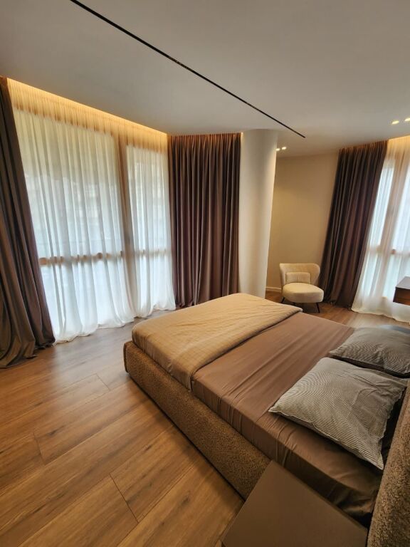 Me Qera: Super apartament ( 2+1+2wc &amp; 1 post parkimi) 📍Komuna e parisit/ Përballë Kika 2 | Çdo gjë e Re 🔥🔥 Hera e parë me Qira - 1100 €/Muaj